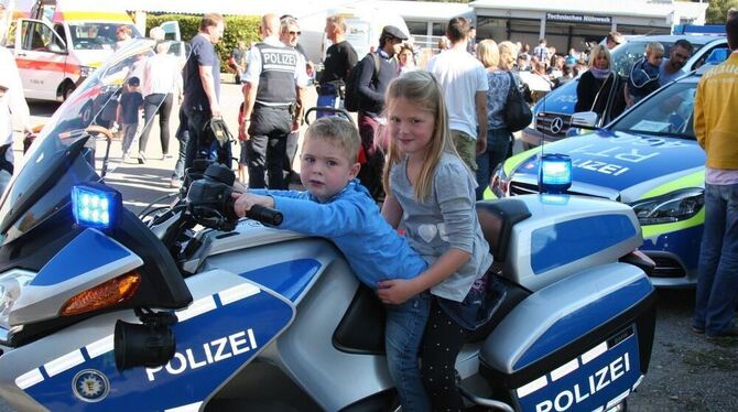 Einmal auf dem Polizeimotorrad sitzen. Marisa Walker und ihr Bruder Moritz  haben es beim Blaulichttag am Sonntag geschafft. FOT