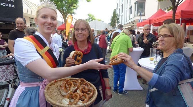 »Darf ich Ihnen eine anbieten?«: Brezelkönigin Tanja Angstenberger verteilt beim Schönbeinstraßenfest ihr Laugengebäck an Besuch