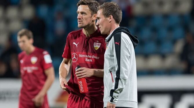 Stuttgarter Zwiesprache in Bochum: VfB-Kapitän  Christian Gentner (links) und sein neuer Trainer Hannes Wolf.