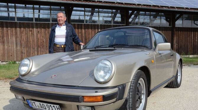 Froh, dass der ganze Computer-Schnick-Schnack fehlt: Herbert Hohloch mit seinem  Porsche 911 Baujahr 1986.
