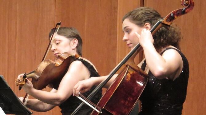Tochter und Mutter bildeten mit dem Rest des Quartetts eine harmonische Einheit: Chiara Enderle (rechts) am Cello und Wendy Ende