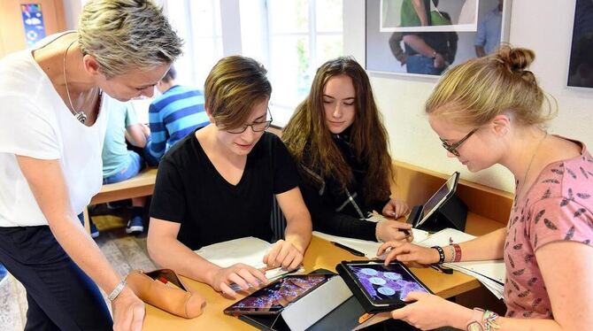 Susanne Goedicke, die neue Direktorin am Friedrich-List-Gymnasium, beobachtet, wie versiert die Schüler mit ihren Tablets umgehe