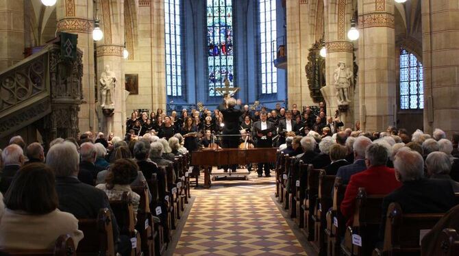 Bachchor und Bachorchester Mainz mit Solisten unter der Leitung von Ralf Otto beim Konzert in der Stiftskirche Bad Urach. FOTO: