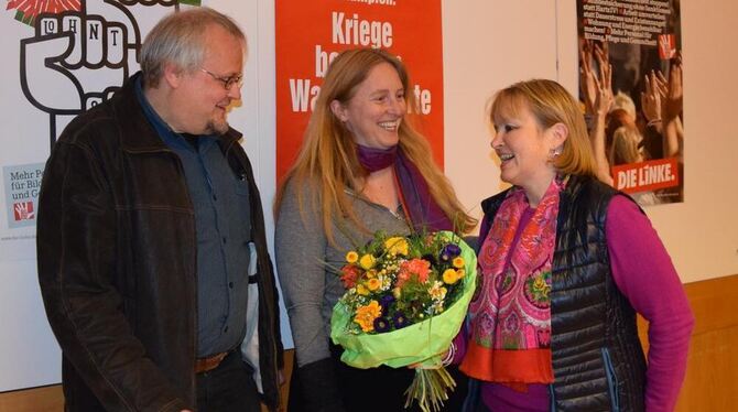 Gratulation für Heike Hänsel (rechts): Tobias Pflüger (stellvertretender Parteivorsitzender) und Claudia Haydt (im Vorstand der
