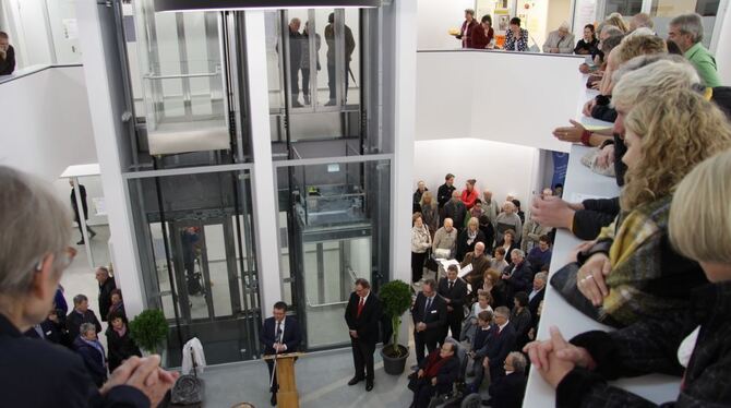 Eröffnung des Mössinger Gesundheitszentrums: Gäste im Atrium verfolgen die Reden von OB Michael Bulander, Landrat Joachim Walter