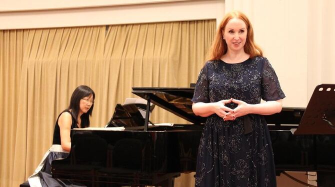 Im Einklang: Sängerin Ulrike Härter und Shoko Hayashizaki am Klavier beim Liederabend im Spitalhofsaal. FOTO: VARADY
