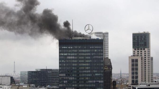 Dichte Rauchschwaden steigen aus dem Europa-Center in Berlin auf. Foto: Wolfgang Kumm