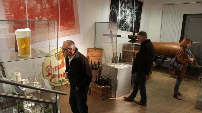 Besucher erkunden die neue Ausstellung »Von Bier, Wein, Schnaps und Most: Prost!« in der Mössinger Kulturscheune.