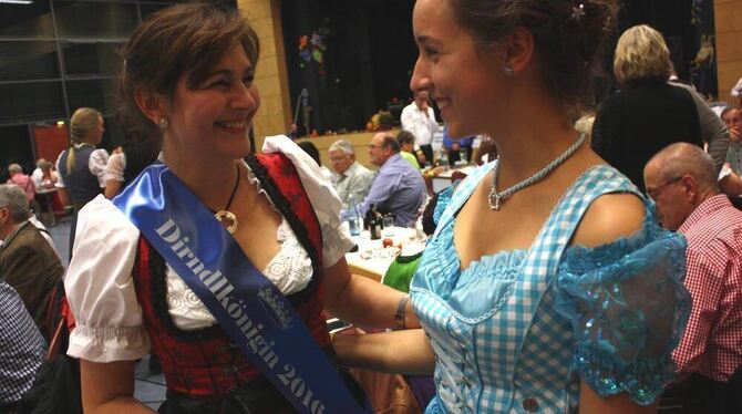 Elvine Schöffler (mit Schärpe) wurde Dirndl-Königin beim Oktoberfest der Banater-Schwaben in der Rommelsbacher Wittumhalle. Auch