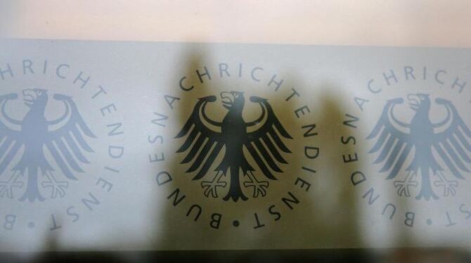 Logo in der neuen Zentrale des Bundesnachrichtendienstes in Berlin. Der Bundestag wird heute strengere Regeln für den BND bes