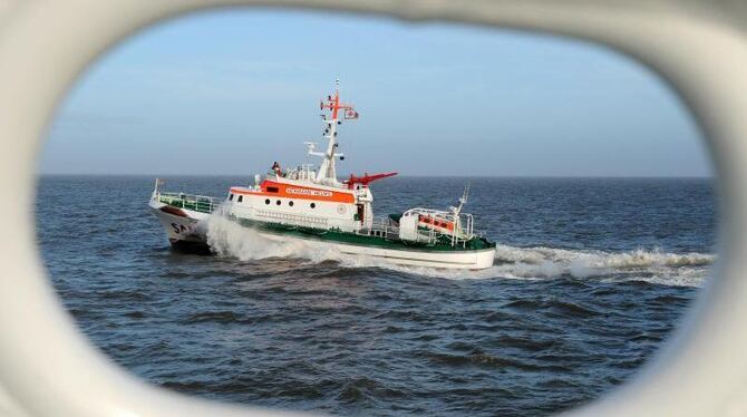 Seenotrettungskreuzer Hermann Helms auf der Nordsee vor Cuxhaven. Rund 2000 Mal sind die Seenotretter in diesem Jahr bereits