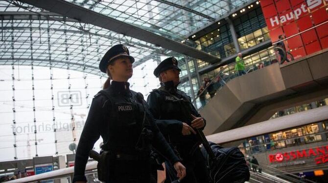 Beamte der Bundespolizei patrouillieren am Berliner Hauptbahnhof. Viele Deutsche haben einer Umfrage zufolge das Gefühl, die