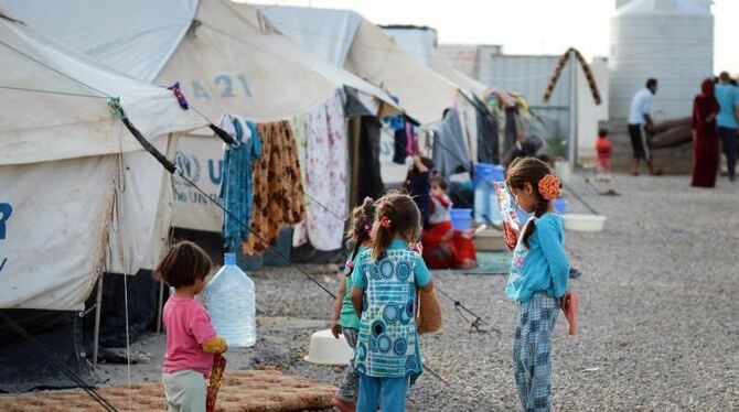Kinder stehen im Flüchtlingscamp Debaga zwischen Erbil und Mossul. Foto: Jens Kalaene