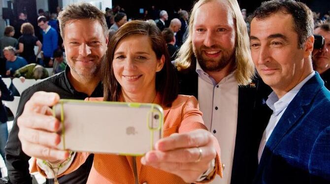 Die Fraktionsvorsitzende Katrin Göring-Eckardt macht beim Urwahlforum der Grünen ein Selfie mit Robert Habeck, Anton Hofreite