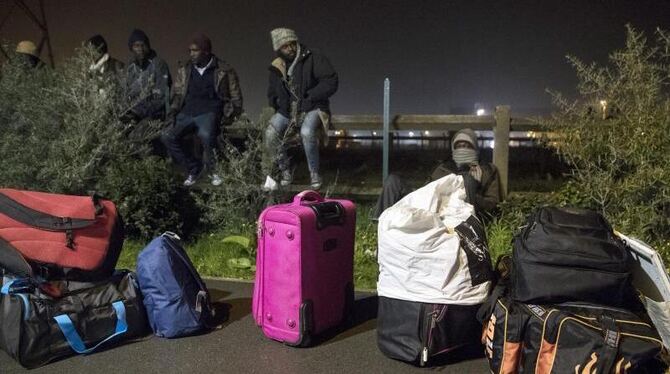 Die Räumung des Flüchtlingscamps soll etwa eine Woche dauern. Die Menschen dürfen zwischen zwei vorgegeben Regionen in Frankr