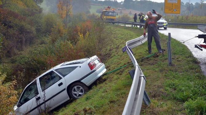 Der Opel stürzte eine Böschung herunter, seine beiden Insassen konnten das Fahrzeug selbstständig verlassen.