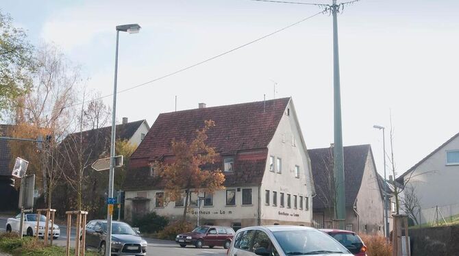Noch verunziert das  ehemalige Gasthaus »Lamm« die  Kreuzung Riedericher/Stadtstraße: Hier sollen in einem  dreigeschossigen Kom