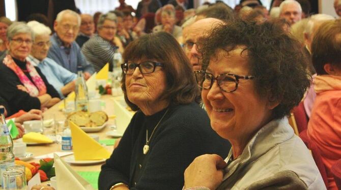 Die »Landesmutter« Gerlinde Kretschmann (rechts)  und Gastgeberin Elisabeth Ackermann beim überfüllten »Treff über 60«. FOTO: BE