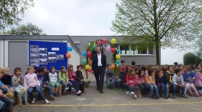 Im Frühjahr 2013 eröffnete Bürgermeister Jürgen Soltau (Mitte) das  neue Gebäude für die Kernzeitenbetreuung an der Härtenschule