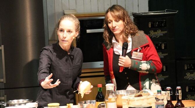 »La Veganista« Nicole Just (links) brutzelte im vergangenen Jahr im Alblust-Kochstudio auf der »Schön und gut«. Am Wochenende ha