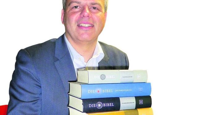 Volker Mehnert mit einigen Ausgaben der neuen Lutherbibel 2017.