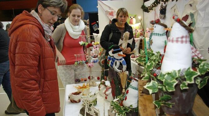 Beim St. Johanner Advent präsentieren Hobby-Aussteller ihre Arbeiten, früher in der Gemeindehalle (unser Archivbild), jetzt erst Beim St. Johanner Advent präsentieren Hobby-Aussteller ihre Arbeiten, früher in der Gemeindehalle (unser Archivbild), jetzt erst