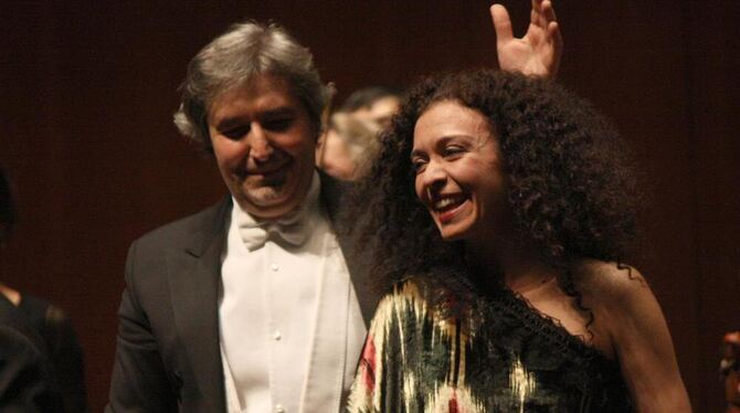 Dirigent Daniel Raiskin und Pianistin Marianna Shirinyan beim Sinfoniekonzert in der Reutlinger Stadthalle.