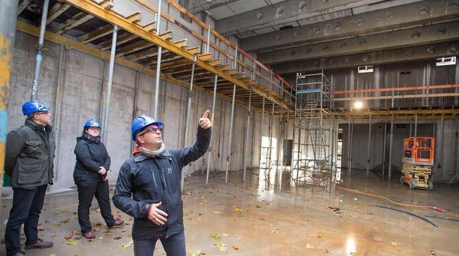 »Tonne«-Intendant Enrico Urbanek  im großen Saal seiner künftigen Wirkungsstätte, dem Theater-Neubau auf dem Listhallen-Areal. L