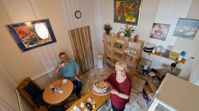 Cafebesitzerin Bärbel Brackmann steht in ihrem Cafe »Cafe (T)asse« in Mönchevahlberg. Hinten sitzt ihr Mann Uwe. Ihr Cafe ist nu