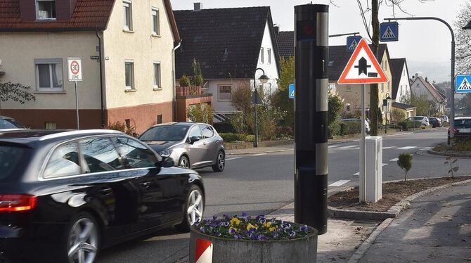 Ziemlich gut in Schwarzgrau getarnt ist die neue stationäre Geschwindigkeitsmessanlage des Landkreises. Sie soll  auf der Gefäll