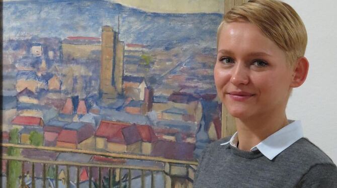 Joana Pape vor Alice Haarburgers Blick über Stuttgart mit Tagblattturm. Foto: Spendhaus