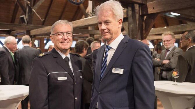 Polizeipräsident Alexander Pick (rechts) mit seinem Vorgänger Hans-Dieter Wagner, der in Ruhestand geht.