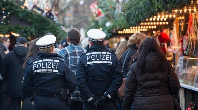 Polizisten patroullieren über den Stuttgarter Weihnachtsmarkt (Archivfoto).