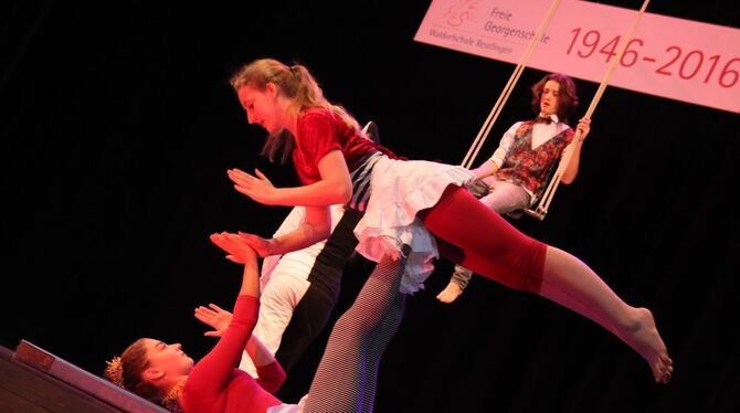 Akrobatisches und stimmungsvolle Musik waren Bestandteile der runden Geburtstagsfeier der Freien Georgenschule. FOTO: LEISTER