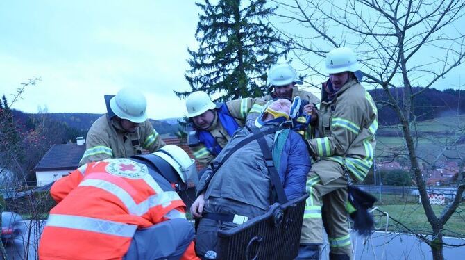 Verschiedene Einsatz-Szenarien hatten die Feuerwehrleute und Rot-Kreuz-Helfer aus St. Johann bei einer großen gemeinsamen Übung