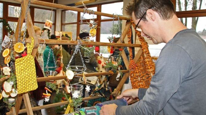 Liebevoll präsentiert wurden die Waren an den Verkaufsständen beim Basar der  Bruderhaus-Diakonie in Buttenhausen. FOTO: IN