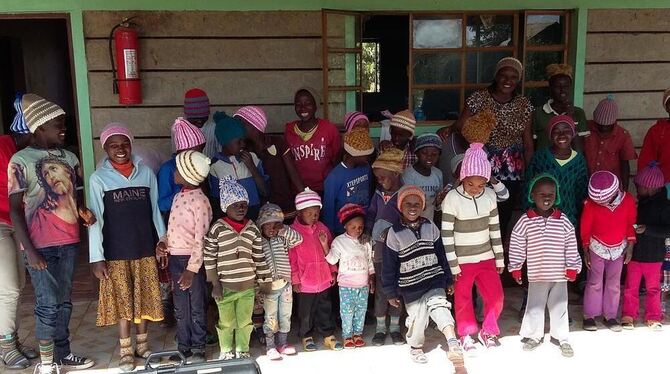 Stolz präsentieren die Waisenkinder im kenianischen  Maralal ihre vom Engstinger Strickkreis gefertigten Wollmützen. FOTO: WIEST