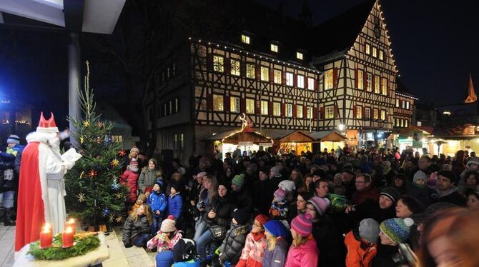 Beim Weihnachtsmarkt in Münsingen wird der Nikolaus  bestimmt wieder von vielen Kindern erwartet.