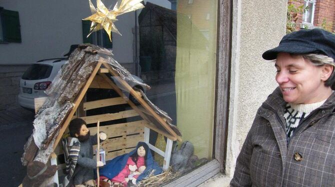 Krippenweg-Initiatorin Ruth Setzler vor Krippe mit Figuren von Barbara Krahl. FOTO: ALEXANDER MAIER Krippenweg-Initiatorin Ruth Setzler vor Krippe mit Figuren von Barbara Krahl. FOTO: ALEXANDER MAIER