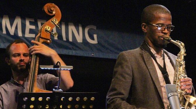 Meister ihres Fachs: die Südafrikaner Shane Cooper (Bass) und Mthunzi Mvubu (Altsaxofon) beim New Jazz Meeting des SWR im Tübing