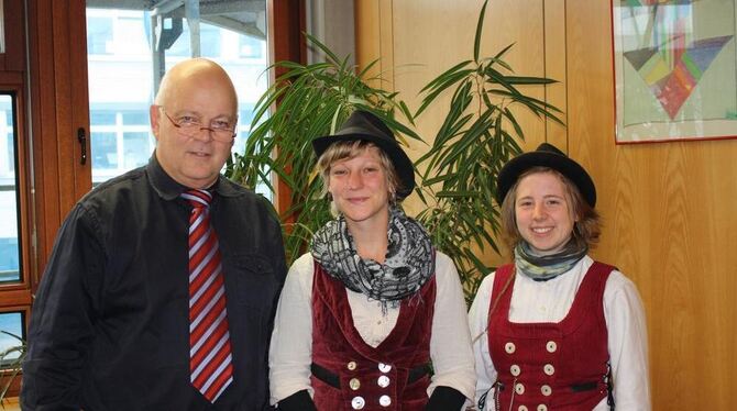 Schulleiter  Roland Kiesel mit den beiden   frei reisenden Schneiderinnen Tini und Ann- Kathrin, die der Metzinger Modeschule ei