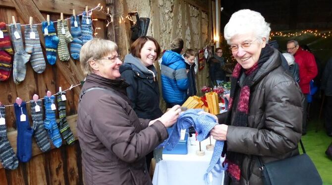 Wärmende Socken und Schals waren beim weihnachtlichen Kunsthandwerkermarkt in Mähringen besonders gefragt. FOTO: WEBER