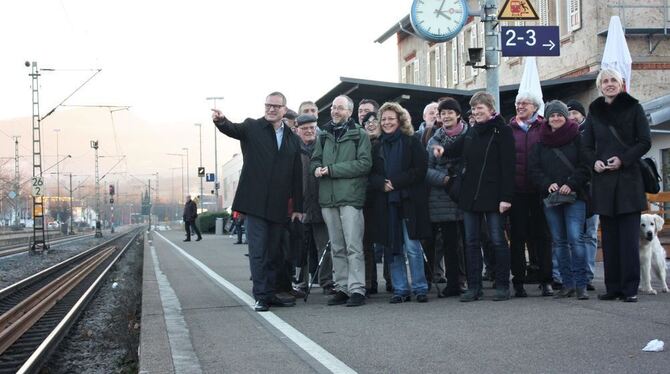 Ortstermin der Grünen am Bahnhof Metzingen mit dem bahnpolitischen Sprecher  Mattias Gastel (grüne Jacke) und Bahnvertreter  Mic