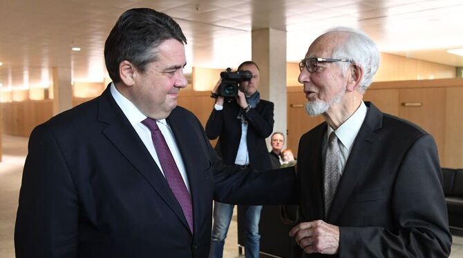 Der SPD-Politiker Erhard Eppler (rechts) steht im Landtag in Stuttgart beim Symposium zu seinem 90. Geburtstag mit dem SPD-Bunde