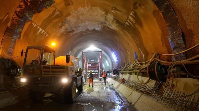 Bauarbeiter arbeiten am Cannstatter Tunnel des Bahnprojekts Stuttgart 21.