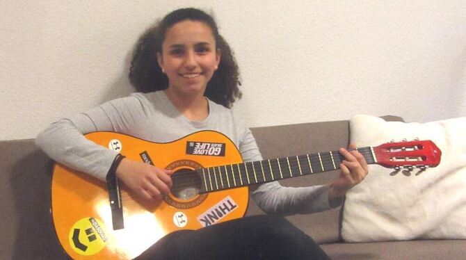 Die musikalische Stipendiatin Aliah Al-Khafadji spielt in ihrer Freizeit Gitarre, rappt und singt. FOTO: DIENER