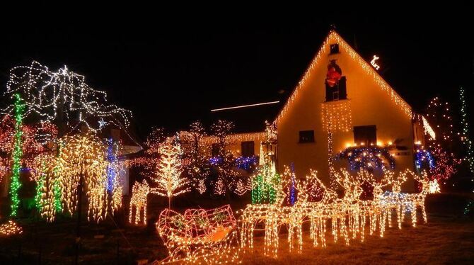 Strahlendes Rentierschlittengespann, leuchtende Bäume und illuminiertes Wohnhaus – Rübgartens Äckerlestraße 9 funkelt zur Weihna