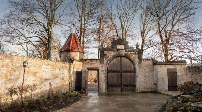 Auch der mit einer Mauer umschlossene Hof von Schloss Uhenfels wurde in den zurückliegenden Jahren mit viel Sinn fürs Detail  he