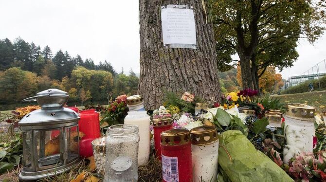 Blumen und Kerzen stehen in Freiburg vor einem Baum an der Dreisam. Dort wurde am 16.10.2016 eine getötete Studentin aufgefunden