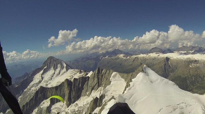 Atemberaubender Weitblick: Mit dem Gleitschirm in fast 4 000 Metern Höhe über dem Bietschhorn im schweizerischen Wallis. FOTO: R